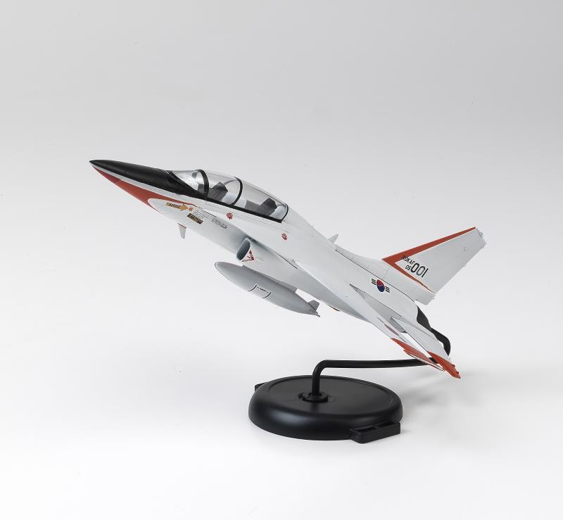 Academy 1/72 ROKAF T-50 Advanced Trainer – image 1
