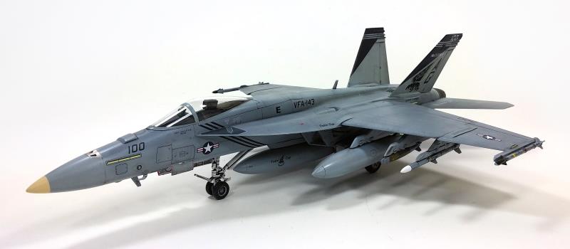 Academy 1/72 USN F/A-18E VFA-143 "PUKIN DOGS" – image 1